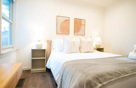 Grand Lux 4BR Prime Location & Serene Yard - Foto 15