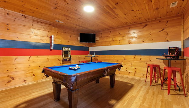 Yesteryear Hot Tub 360 Deck and Game Room Redesigned Cabin Easy Access - Foto 3, Habitación