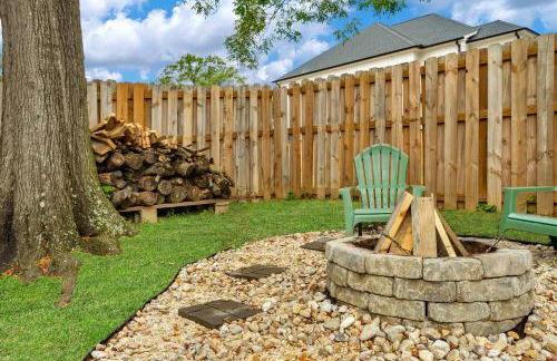 Stylish 4BR Haven: Serene Backyard and Fire Pit - Foto 84