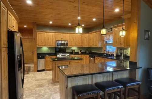 Deluxe log cabin! Pet and motorcycle friendly - enjoy nature with family and friends! 3 Bedroom Cabin by RedAwning - Foto 16