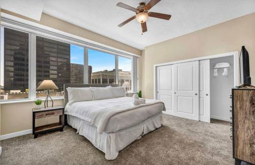 Luxury Condo w/ Lake Views! Center of Downtown - Foto 16