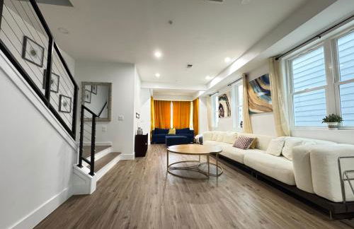 LUX Spacious Townhouse 4BR in DC - Photo 2
