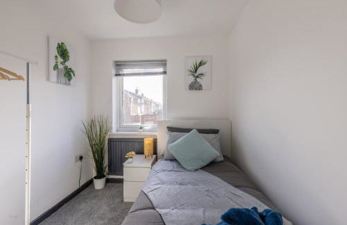 Modern 3 Bed House-Free Parking-by Holiday Homes - Foto 33