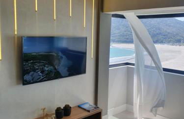 Lindo apto tudo novinho, prédio frente mar - Foto 4