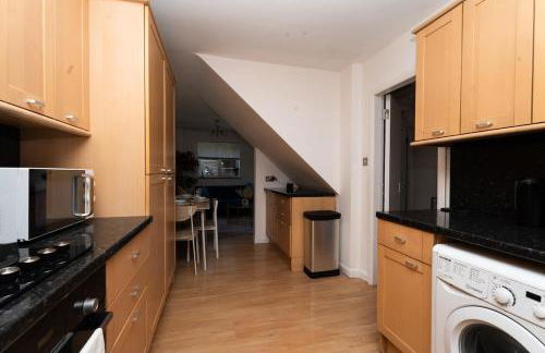 Homely Hornchurch - 5 Bed House - Foto 31