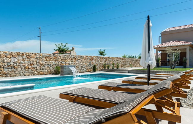 With Pool, Jacuzzi and Sauna - Photo 18