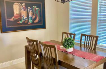 Waxahachie Queen bed, 10 mins 2 DWNT & Medical managed by stay albatross rentals 254-500-2317 - Foto 9