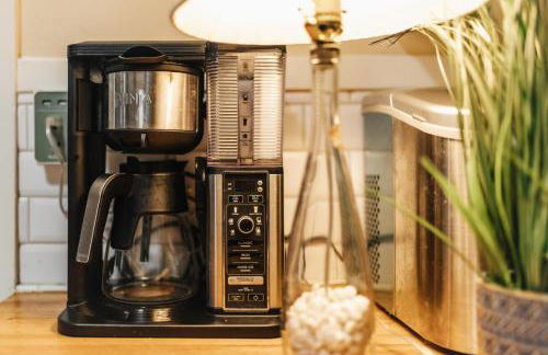 Holiday Group Winter Retreat at 4BR Victorian Home in UT Campus& Downtown - Foto 21