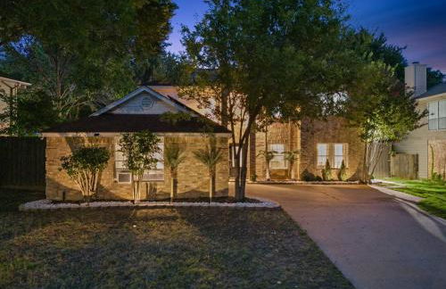 New Luxury Getaway - Two King Beds, Heated Pool, Outdoor Grill & 1Gbps Wifi - Photo 17