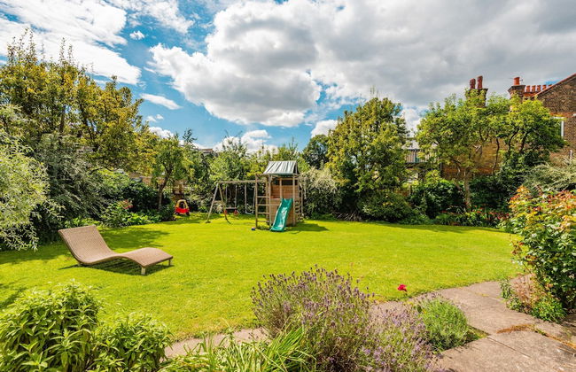 Majestic Home With Beautiful Garden in North West London by Underthedoormat - Foto 24