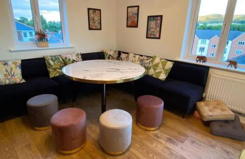 Luxury 4-5 Bed Home with Games Room and Balcony - Foto 12