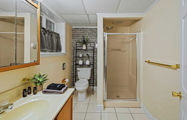 Frolic on Fern by Avantstay Enclosed Deck w/ Forest Views, Bar - Photo 30