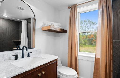 Modern Mountain Escape Sleeps Large Groups - Foto 16