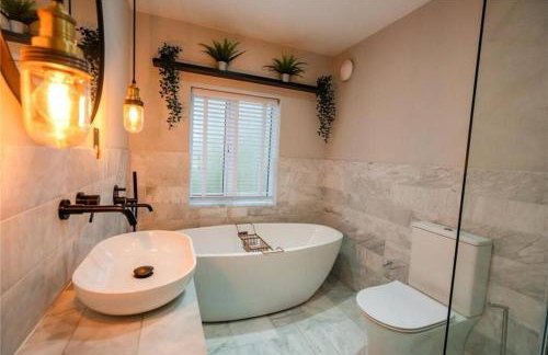 Humberston Avenue Large 4bed - Contractors Welcome & Big Living Area - Photo 25