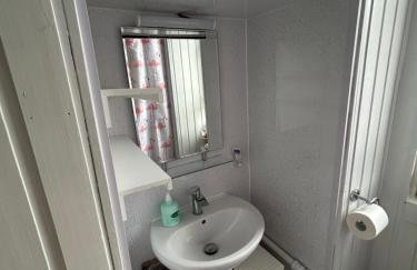 Bright bedroom with king side bed and share bathroom - Foto 13