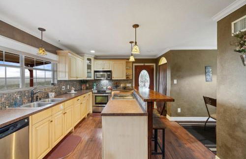 Entire 2br 2ba hilltop view home Sleeps 8 pets 4 acres Jacuzzi Central AC Kingbeds Office Free WiFi Parking Full Kitchen Refrigerator Washer Dryer Furnished Three 3 Large Sunset Dining Patios Grill Stovetop Oven Hiking Wildlife Firepit Quiet very Secluded - Foto 32