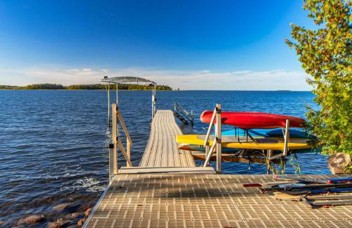 Spacious Leech Lake Home on 2 Private Acres, 200' of lake shore 15 Minutes to Walker with boat lift, dock, swimming, fire pit - Foto 2