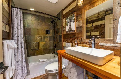 Log Cabin w/ pool, spa, game room, sleeps 20 - Foto 57