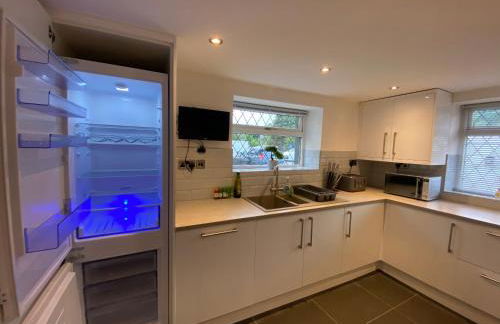 Modern 4-bed Cottage Llanwrst Town Centre & Parking - Snowdonia! near Betws-y-Coed - Photo 4