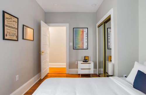 Mid-Century Marvel Steps from Restaurants Bars and Markets 3BR & 2BA - Foto 19