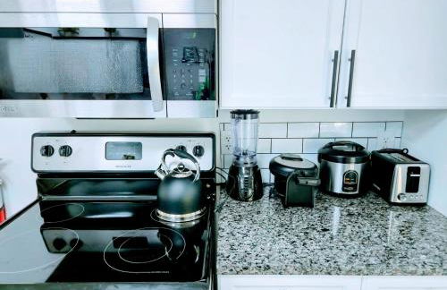 Cozy 4 bedroom home & Large Fenced Yard - Foto 14