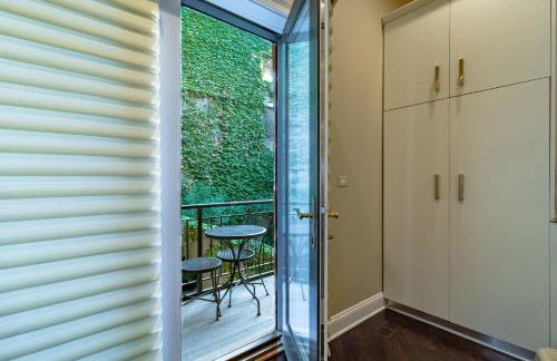 Luxurious Gold Coast 4BR 4-Story Villa with Parking Sleeps 12 Guests - Photo 36