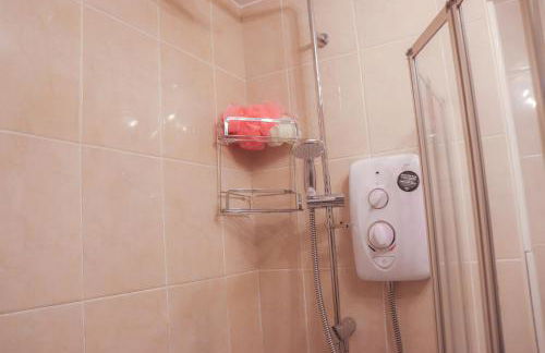 Beautiful 2 Bedroom house with big Garden & Parking fast wifi, and king size bed - Foto 23