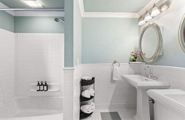 Renton Lakeside Oasis, Lakeview, 4B 2.5B, Spacious - Photo 11