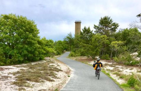 Modern and Comfy-2BR 2BA with pool access - ground floor, Near Outlets & Beaches - Foto 42