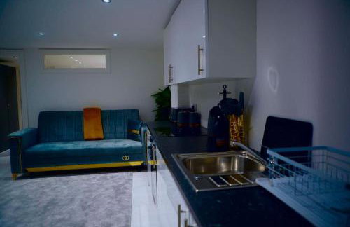 Perfect 1 Bed Apartment Sleeps 5 1 Kingsize bed 1 double Sofabed & Foldable Single bed Free Parking Wifi good transport network shopping Holiday Makers Families Contractors in North London - Photo 37