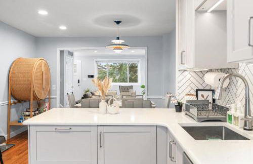 Modern 4BR Getaway 3 Min to OldTown Walk to Metro - Foto 16