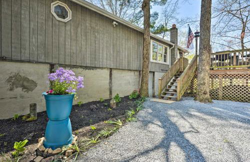 Cozy Cabin with Sunroom and Cacapon River Access! - Foto 24