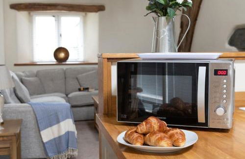 CRUCK BARN - Beautiful Renovated Barn within the Countryside - Photo 18