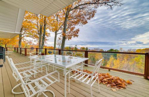 17 Mi to Skiing! Lake-View Michigan Home with Deck - Foto 2
