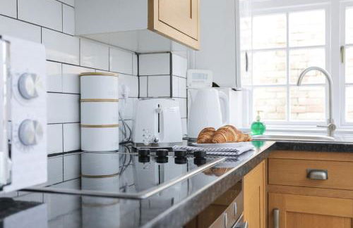 Big PROMO! Central Canterbury City Escape 2BR 2BA House, en-suite, Couples Retreat, Perfect For Families, Students, Relocators FREE Parking Fast WiFi - Foto 11