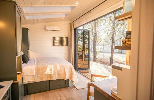 Luxury tiny house with hot tub and private deck! - Foto 7