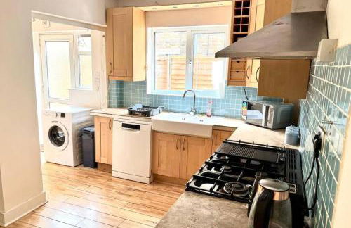 Inviting 4-Bed House near Heathrow w Fireplace - Foto 6