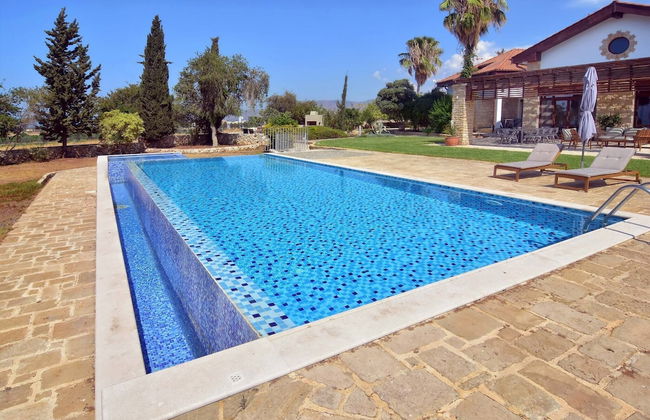 Incredible Large Villa In Paphos Sleeps 14 Children Pool, Jacuzzi, Huge Garden - Foto 40