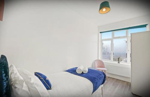 Elegant 3-bed apartment with FREE onsite PARKING in Enfield - Out door Patio - Big savings on Longer Stays - Photo 20