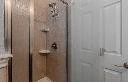 The Castle by the Lake with Pool and Balcony near Grandscape - Foto 21