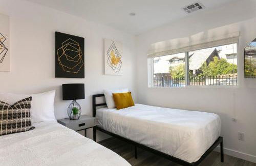 Enjoy Stylish 4BR Townhouse Sleeps 8 with Wi-Fi - Foto 25