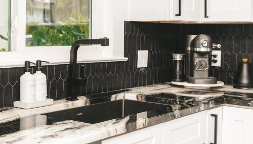 Historic Waterfront estate With Yard & Modern Kitchen - Foto 5