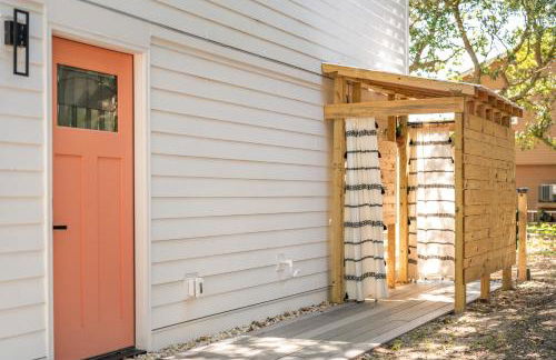 Couples Retreat with Hot Tub, Beach Cruisers, Spa Bath - Foto 43