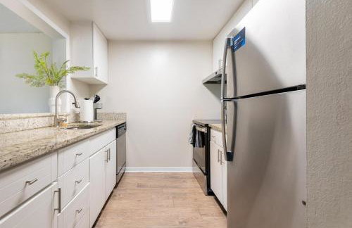 Landing Stunning 2BD Tennis Court Gym - Photo 8