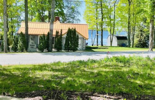 Charming Long Lake Cottage-Hot Tub-Pet Friendly-Near Alpena - Photo 5