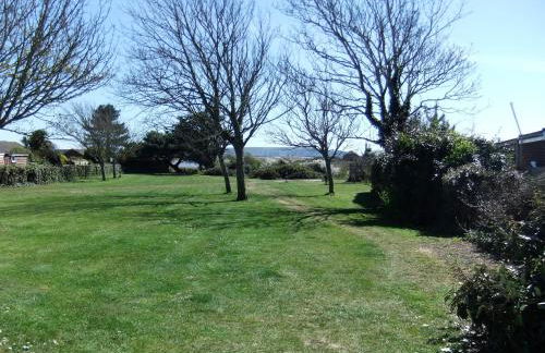 THE HIDEAWAY - LUXURY SELF CATERING COASTAL APARTMENT with PRIVATE ENTRANCE & KEY BOX ENTRY JUST A FEW MINUTES WALK TO THE BEACH, SOLENT WAY WALK, SHOPS and many EATERIES & BARS - FREE OFF ROAD PARKING,FULL KITCHEN, LOUNGE,BEDROOM , BATHROOM & WI-FI - Foto 75