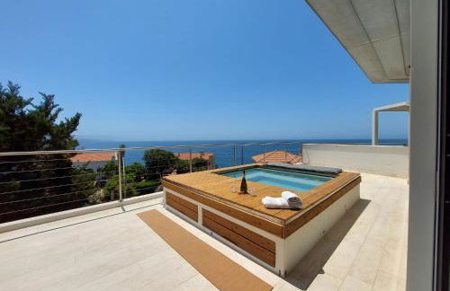 Luxury Seafront Villa with Rooftop Pool & Stunning Sea Views - Foto 1