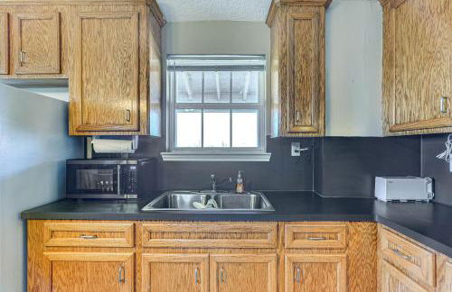 Walk to Shore Crystal Beach Home with Deck! - Foto 10