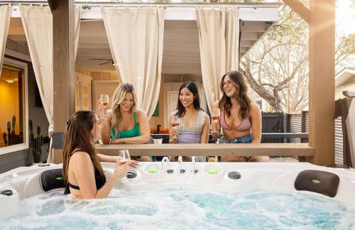 SoCo Cowgirl: Pool, Putt, Karaoke, Spa, 2mi to DT - Foto 4