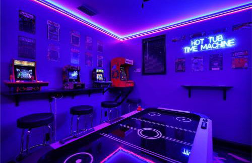 Hot tub- 80's Arcade- Pool table- Historic Downtown- 7 car parking - Foto 10